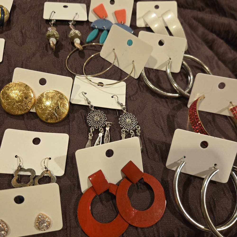 Pierced Earring Lot. Vintage & Modern. Stud & Dangle. Mixed Metals. Over 95 Pair - Picture 3 of 13